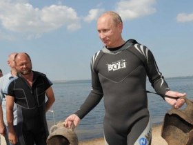 Владимир Путин с амфорами. Фото: daylife.com
