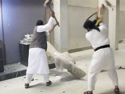Погромы в музее. Нападение боевиков "ИГ" на Музей Мосула Фото: Reuters