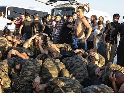 Эрдогановские боевики избивают захваченных в плен солдат. Фото: Getty Images