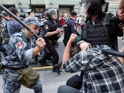 Нападение росгвардейцев на участника акции 9.9.18. Фото: Сергей Карпухин / Reuters