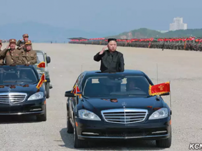Ким Чен Ын принимает парад на контрабандном автомобиле. Фото: KCNA