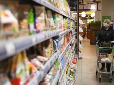 Покупательница в московском супермаркете. Фото: Евгений Одиноков / РИА Новости