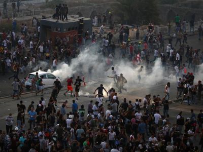 Демонстранты бегут от слезоточивого газа, примененного полицией во время акции протеста после взрыва, Бейрут, Ливан, 8 августа 2020 год. Фото: Hannah McKay / Reuters
