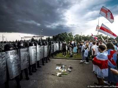 Протестующие и ОМОН у Дворца независимости, Минск, 30.08.2020. Фото: tjournal.ru