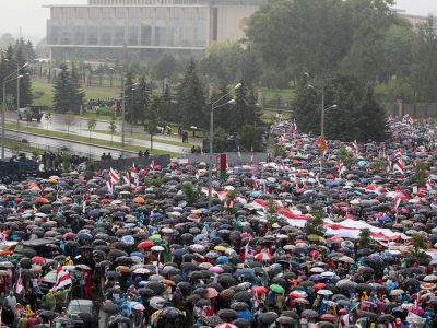 Участники "Марша единства" напротив Дворца независимости в Минске, 6 сентября 2020 года. Фото: AP