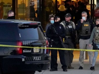 Сотрудники ФБР и полиция стоят у торгового центра в штате Висконсин после стрельбы в пятницу, 20 ноября 2020 года. Фото: Nam Y. Huh / AP