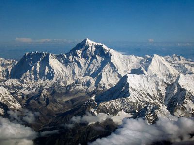 Гора Эверест (Джомолунгма). Фото: ru.wikipedia.org
