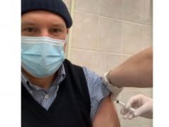Эндрю Крамер прививается вакциной от Covid-19 Sputnik V в Москве. Фото: Эндрю Крамер / The New York Times