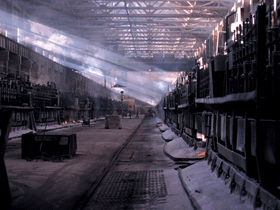Плавильный цех алюминиевого завода. Фото с сайта fotolo.ru