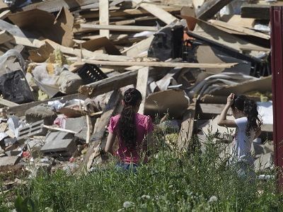 Дети у развалин дома, Плеханово, Тульская область, 30.5.16. Источник - mk.ru