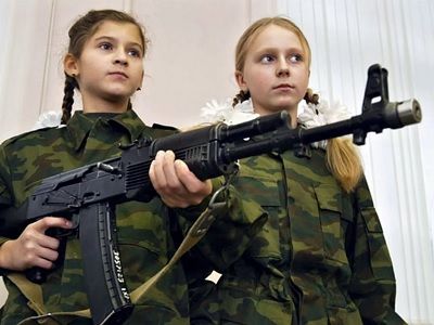 Девочки с оружием. Фото: gosrf.ru