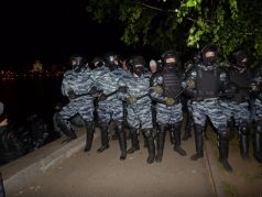Сотрудники ОМОНа разгоняют протестующих в Екатеринбурге. Фото: e1.ru