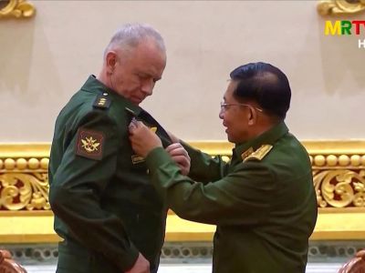 Главарь хунты Мьянмы Мин Аун Хлайн награждает зам. министра обороны Фомина. Фото: MRTV