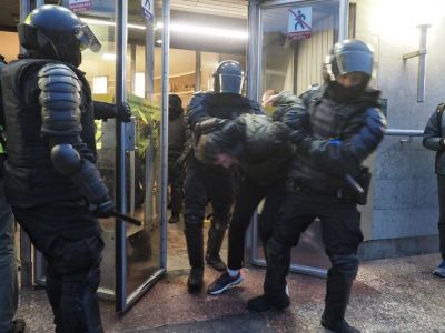 Задержания в вестибюле метро "Сенная площадь", Санкт-Петербург, 21.04.21. Фото: t.me/bbbreaking