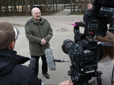 Александр Лукашенко во время рабочей поездки в Наровлянский район. Фото: Пресс-служба Президента Республики Беларусь