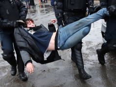 Задержание активиста во время акции в поддержку Алексея Навального в Санкт-Петербурге 23 января 2021 года.  Фото: Александр Демьянчук/ТАСС