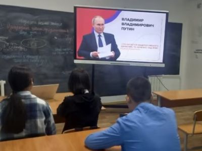 Урок "Разговоры о важном" в средней школе, Тува, 20.02.23. Фото: ru.krymr.com