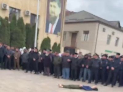 Труп Эскерхана Хумашева на площади в Ачхой-Марттане. Скрин видео: t.me/theinsider
